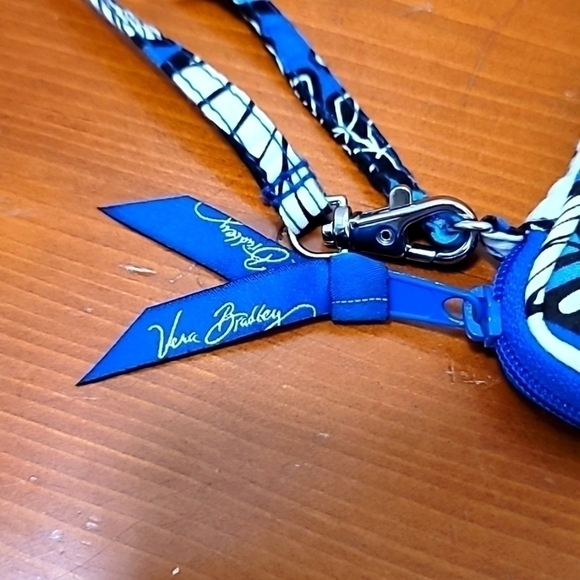 Vera Bradley Wristlet - Blue Bayou It Hold Credic Cards - Picture 3 of 7